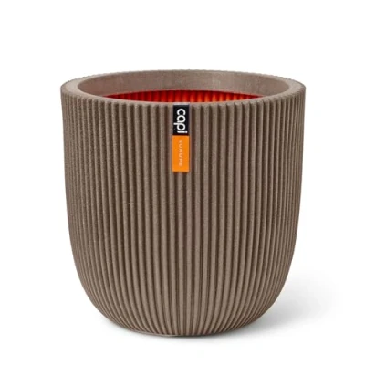 Afbeelding van Capi Europe Bloempot bol Groove NL 43x41 Warm taupe Opening Ø35 voor binnen en buiten Levenslang garantie Breukbestendig 100% Recyclebaar CO2 Neutraal geproduceerd KGVWT933