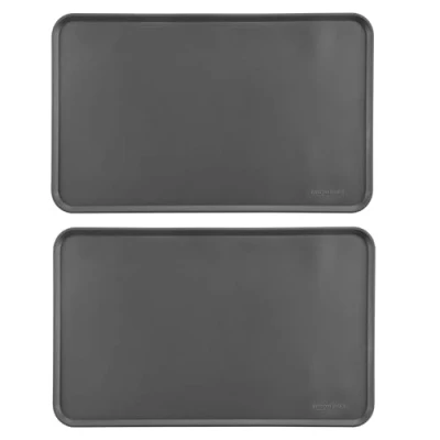 Afbeelding van Amazon Basics Matten voor onder voerbak, siliconen, waterbestendig, 47 x 29 cm, grijs, effen, set van 2