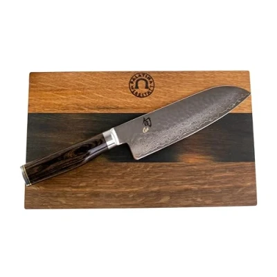 Afbeelding van KAI Shun Premiere Tim Mälzer aanbiedingsset TDM 1702 Santoku 18 cm lemmet van 32 laags damaststaal Handgemaakte, massieve snijplank oud vat eiken 30x18 VK: 248,