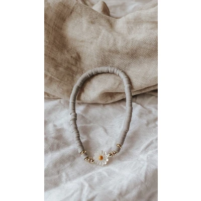 Afbeelding van Armband polymeer kralen grijs met bloem