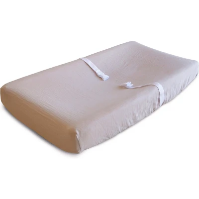 Afbeelding van Mushie Wasbare aankleedhoes, aankleedovertrek, 70 x 45 cm, geschikt voor standaard aankleedkussen, verstelbare veiligheidsgordels (rood)