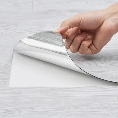 Afbeelding van VEVOR Zelfklevende vinyl vloertegels 990,6 x 59,6 cm, 1,5 mm dik Peel &amp; Stick, lichtgrijs houtnerf doe het zelf vloeren voor keuken, eetkamer, slaapkamers en badkamers, gemakkelijk woondecoratie