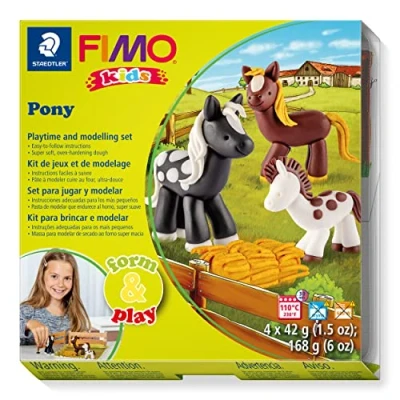 Afbeelding van STAEDTLER 8034 08 LZ FIMO Kids Form&amp;Play Playtime &amp; Modelling Polymer Clay Set &quot;Pony&quot; (Pack van 4 blokken, stickers, modelleergereedschap en achtergrondscène)