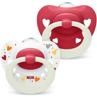 Afbeelding van NUK Signature Night fopspeen 0 6 maanden kalmeert 95% van de baby&#039;s BPA vrije siliconen hartvormige glow in the dark inclusief etui rode harten 2 stuks