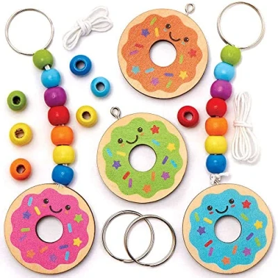 Afbeelding van Baker Ross FC792 Donut Houten Sleutelhanger en Tas Hanger Sets Set van 4, Knutselpakketten voor kinderen, Kinderfeestzakgarnituren, Knutselen jongens meisjes