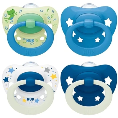 Afbeelding van NUK Signature Day &amp; Night babyfopspeen 6 18 maanden Kalmeert 95% van de kinderen, BPA vrij, siliconen fopspeen in hartvorm gloed the dark sterren 4 stuks