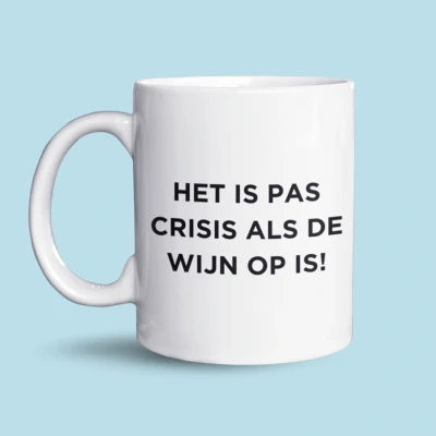 Afbeelding van NietMokken.nl Grappige mok en beker Het is pas crisis als de wijn op is! Beide zijden bedrukt Vaatwasser magnetronbestendig Leuk cadeau voor wijnliefhebbers Keramische tas 325ml