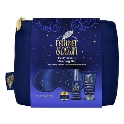 Afbeelding van Feather &amp; Down Slaapzak Gift Set (luxe oogmasker, slaapbalsem, kussenspray en douchecrème) met kalmerende etherische oliën van lavendel kamille. Veganistisch vriendelijk dierproefvrij.