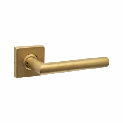 Afbeelding van Intersteel deurkruk Jura met rozet massief verdekt 53x53x10mm nokken PVD messing getrommeld