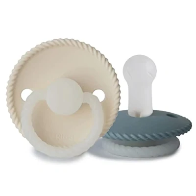 Afbeelding van FRIGG Rope Siliconen nachtlicht fopspeen 2 stuks symmetrische speen in kersenvorm BPA vrij gemaakt Denemarken (Stone Blue Night/Cream Night, maat (6 18 maanden)