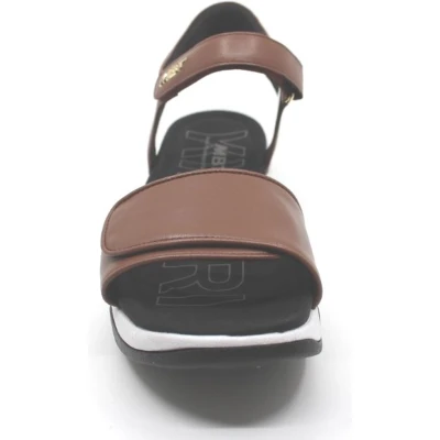 Afbeelding van MBT, MALIA 2 W BROWN, 703255 22I, Bruine sandaal wijdte G