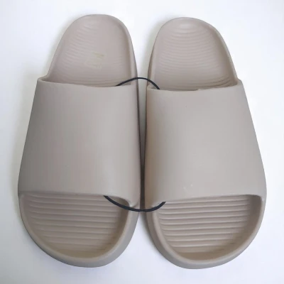 Afbeelding van Unisex slippers effen beige 41 (advies bestel 1 maat groter)