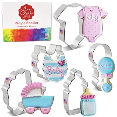 Afbeelding van Ann Clark Cookie Cutters 5 delige Babyborrel Koekjesvormset met Receptenboek, Romper, Slabbetje, Rammelaar, Fles en Kinderwagen