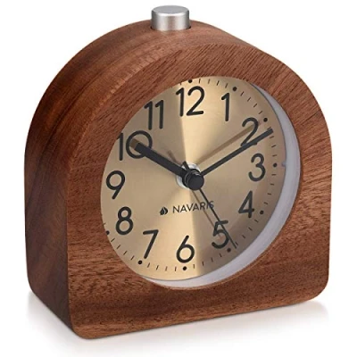 Afbeelding van Navaris analoge klassieke houten wekker Retro tafelklok met alarm, sluimerfunctie en verlichting Donkerbruin goudkleurige wijzerplaat