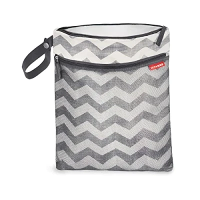 Afbeelding van Skip Hop Grab &amp; Go Chevron, nat /droogtas met hoekstrepen, meerkleurig