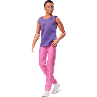 Afbeelding van Ken Pop, ​Barbie Looks, zwart haar, colorblock outfit, paars netshirt en roze broek, stylen showen, modeverzameling HJW84