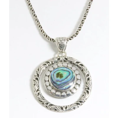 Afbeelding van Bewerkte ronde zilveren hanger met abalone schelp aan ketting