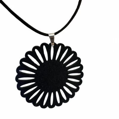 Afbeelding van Ketting zwarte bloem hout verstelbaar zilverkleur Charme Bijoux