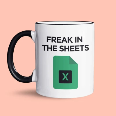 Afbeelding van NietMokken.nl &quot;Freak in the Sheets&quot; Grappige Mok Werk Quote Voor Excel liefhebbers en Data Analisten Kantoorhumor Cadeau Collega’s, IT’ers specialisten Leuk of Thuis 325 ml Koffie Thee Zwart