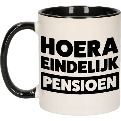 Afbeelding van Zwarte pensioen VUT cadeau mok / beker hoera eindelijk 300 ml feest mokken