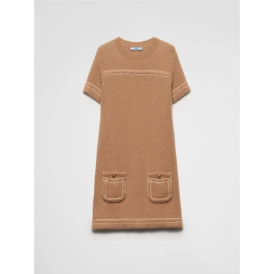 Afbeelding van Elegant Shift Dress with Short Sleeves and Front Pockets Wo Camel