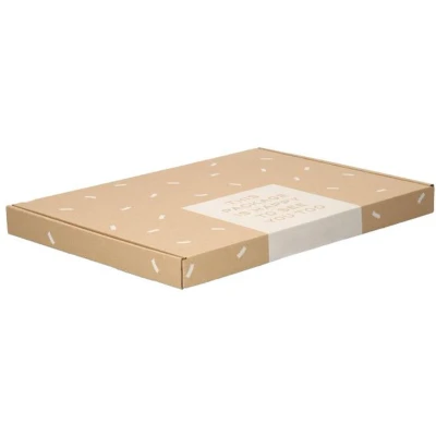 Afbeelding van 50x Brievenbusdoos A4+ bruin met cadeauprint en bovenklep 350 x 250 28 mm E golf (± 1,5 mm) Karton Universele verzenddozen