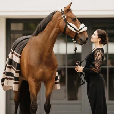 Afbeelding van Kentucky Horsewear Fleece Deken Strepen Bruin 210x200