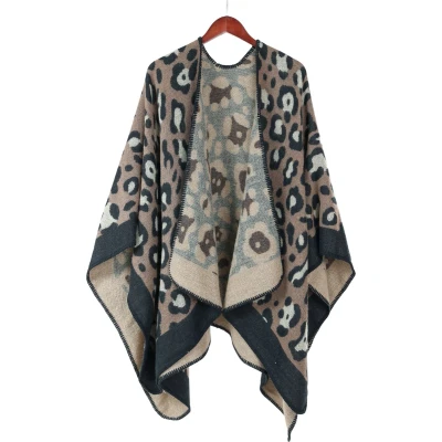 Afbeelding van Emilie scarves poncho cape panterprint bruin omslagdoek