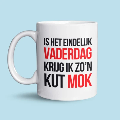 Afbeelding van NietMokken.nl Grappige mok met tekst: &quot;Is het eindelijk Vaderdag, krijg ik zo&#039;n kut mok&quot; Aan beide zijden bedrukt Vaatwasser en magnetronbestendig Leuk humoristisch Vaderdagcadeau