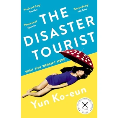 Afbeelding van the Disaster Tourist: Winner of CWA Crime Fiction in Translation Dagger 2021