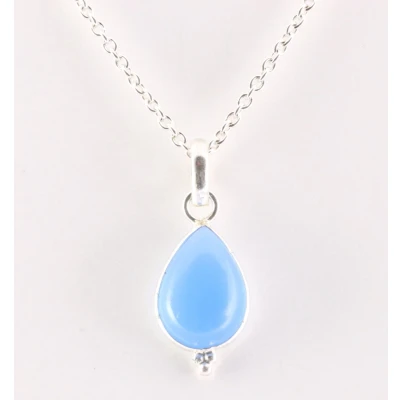 Afbeelding van Fijne druppelvormige zilveren hanger met blauwe chalcedoon aan ketting