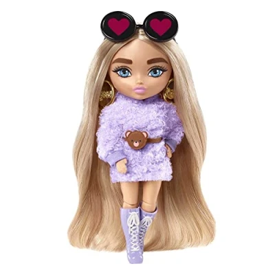 Afbeelding van Barbie Extra Mini&#039;s Pop 4 (ca. 14 cm) in donzige paarse outfit, met poppenstandaard en accessoires, teddyoren zonnebril, cadeau voor kinderen vanaf 3 jaar