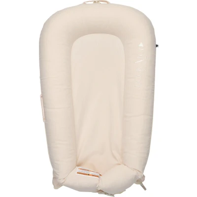 Afbeelding van DockAtot Deluxe+ Zand Beige Chambray 2023 babynestje ademend materiaal 0 tot 8 maanden