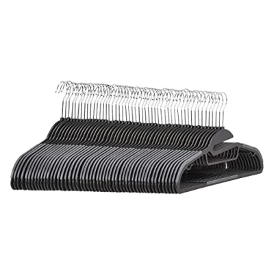 Afbeelding van Amazon Basics Duurzame kunststof kleerhangers, met antislip rubberen coating en horizontale brug, 50 stuks, grijs