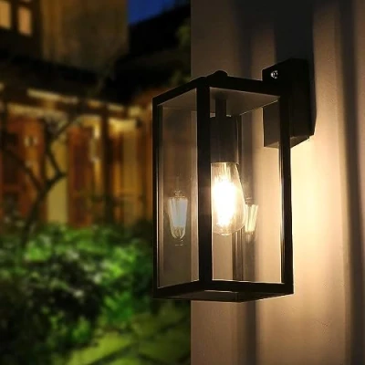 Afbeelding van Dusk to Dawn wandlamp verandaverlichting buiten, wandlantaarn voor buiten met omgevingslichtsensor. Anti roest wandkandelaar verlichtingsarmatuur helderglazen kap, matzwart