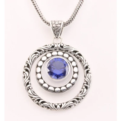 Afbeelding van Traditionele bewerkte zilveren hanger met blauwe saffier aan vossenstaart ketting