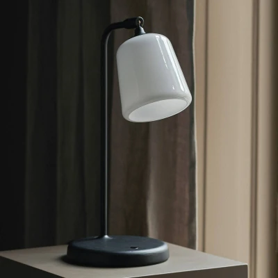 Afbeelding van New Works Material Edition tafellamp opaalglas