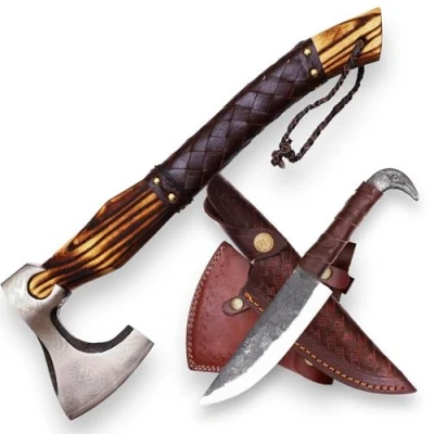 Afbeelding van CraftTal. handgemaakt 2 in 1 Vikingbijl en ravenkop mes. 45 cm handvat van essenhout. 1095 koolstofstaal scherp lemmet met lederen schede verjaardag. Kerstmis Nieuwjaar cadeau voor hem