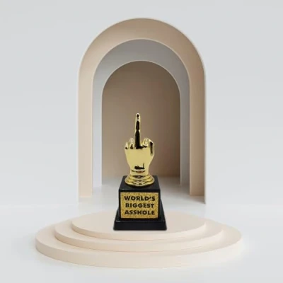 Afbeelding van Grappige trofee &quot;World&#039;s Biggest Asshole&quot; middelvinger als graptrofee Mad Monkey