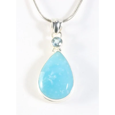 Afbeelding van Zilveren hanger met smithsoniet en blauwe topaas aan ketting