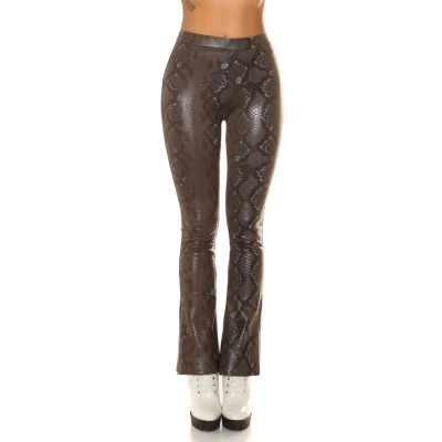 Afbeelding van High waisted flared broek van imitatieleer met slangenprint