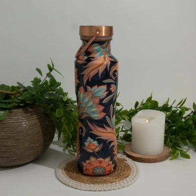 Afbeelding van Puur koperen waterfles bloemenprint gebogen ± 750 ml met handgreep (zware uitvoering)