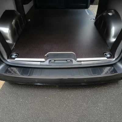 Afbeelding van OMAC bumperbescherming compatibel met Opel Vivaro 2019 2024 L1 L2 chroom donker