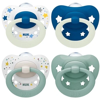 Afbeelding van NUK Signature Day &amp; Night Babyfopspeen 0 6 maanden Kalmeert 95% van de baby&#039;s BPA vrije siliconen fopspeen in hartvorm Gloeit het donker Sterren Set 4