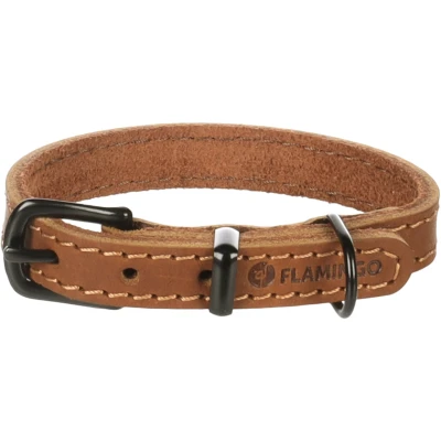 Afbeelding van Flamingo Montana Cognac lederen halsband XS 19,5 25,5 cm x 12 mm met klinknagels en gesp heeft een zwarte glanzende afwerking