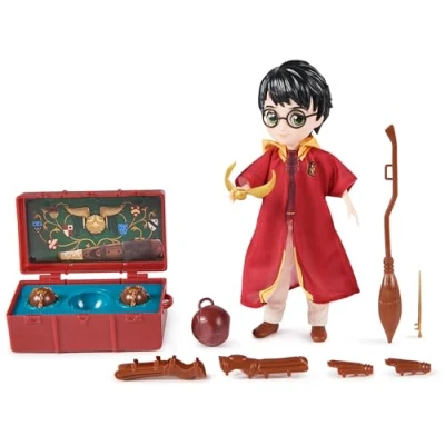Afbeelding van Wizarding World 6068567 Harry Potter Zwerkbal cadeauset van 20,3 cm met badjas en 9 poppenaccessoires, 11 stuks, kinderspeelgoed voor kinderen vanaf 6 jaar