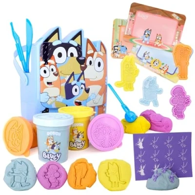 Afbeelding van Toyland® 17 delige Bluey deegemmer activiteitenset 4 deeg, 3 uitstekers, 1 roller, stempels, afveegbare speelschermen en emmer Knutselspeelgoed