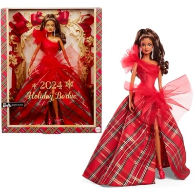 Afbeelding van Barbie Signature 2024 Vakantie Poppen, Seizoensgebonden Collector Gift, Handtekening, Geruite Jurk met Rode Strik, Displayable Verpakking, Lichtbruin Haar, HRM67