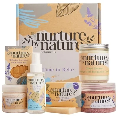 Afbeelding van Nurture by Nature ONTSPANNING, Verwen Wellbeing bath Gift Set voor vrouwen, Lavendel etherische olie badzout, body scrub, bomb, geurkaars, pillow mist en zeep