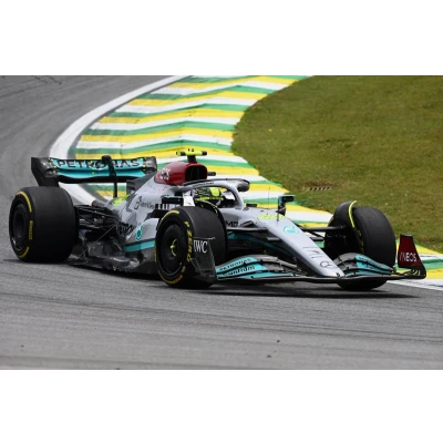 Afbeelding van het 1:43 gegoten model van Mercedes W13E Team AMG Petronas #44 De Braziliaanse GP 2022. coureur was Lewis Hamilton. fabrikant schaalmodel is Spark. Dit alleen online verkrijgbaar